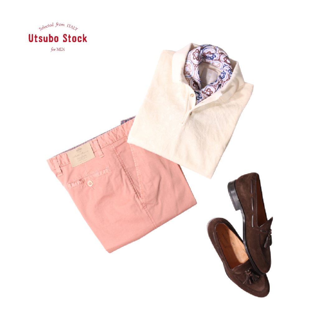 AT.P.COエクリュポロシャツにピンクのパンツとタッセルローファーを合わせた大人のリラックススタイル。