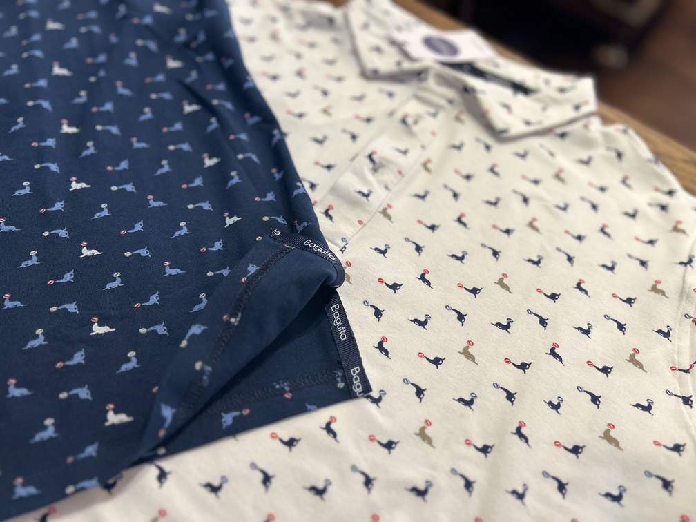 ネイビーとホワイトのアシカ柄ポロシャツの生地拡大。ストレッチ性と柔らかさが特徴