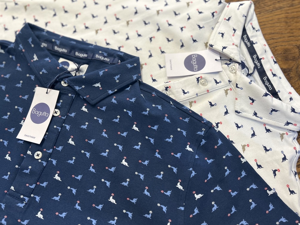 平置きで並べられたBAGUTTAのホワイトとネイビーのアシカ柄ポロシャツ