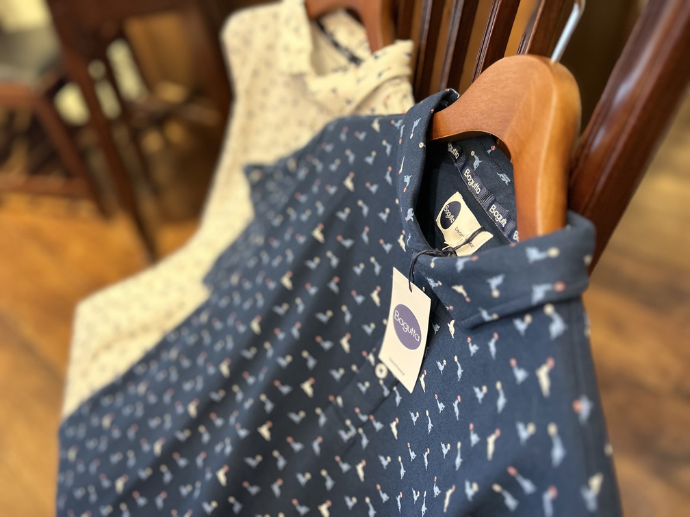 ホワイトとネイビーのアシカ柄ポロシャツが椅子に掛けられたディスプレイ