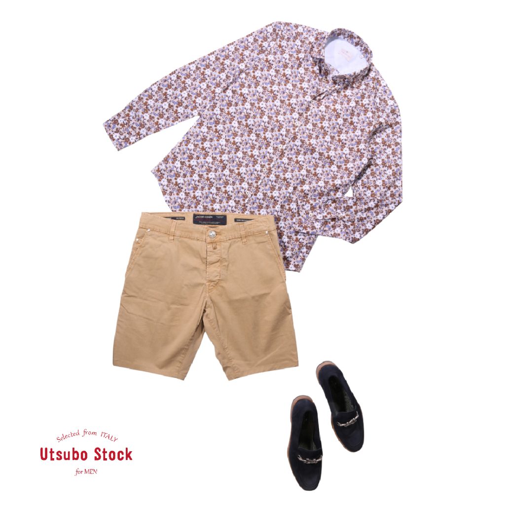 BASTONCINOの長袖花柄シャツにベージュショーツとネイビーのローファーを合わせた大人の上品カジュアルスタイル