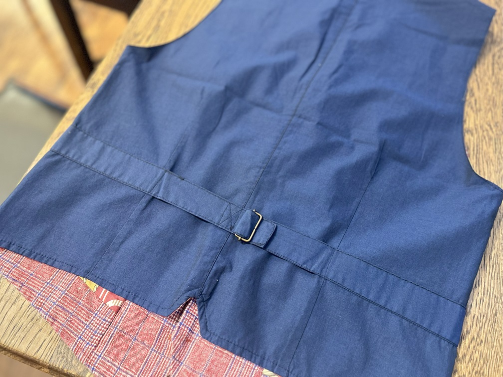 BOBのリネンベスト背面。ネイビーの無地でコーディネートが引き締まる