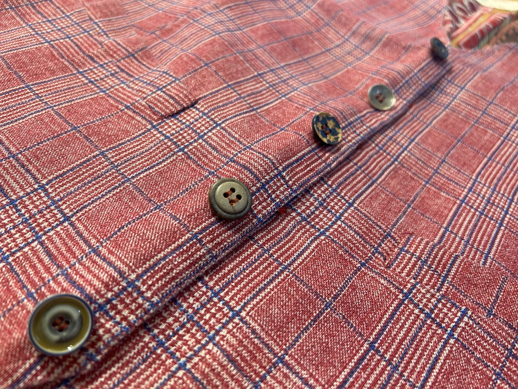 BOBのリネンベスト前立て。すべて異なるデザインのボタンが並び、ディテールに個性を演出