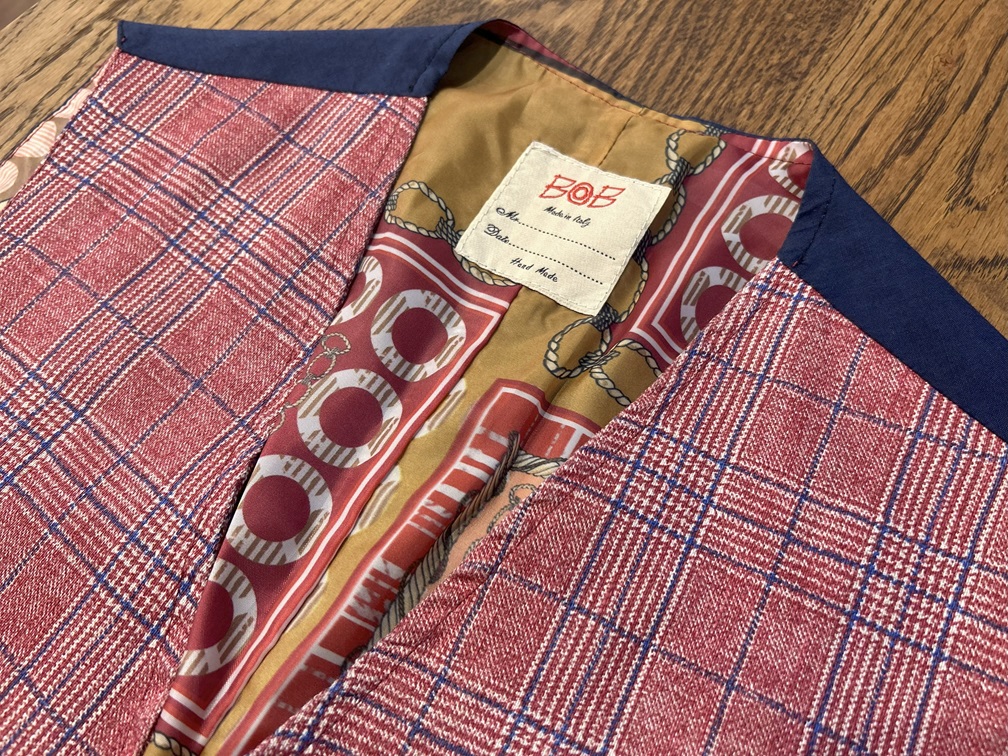 BOBのロゴ入りタグが付いたフロントアップ。素材感とクラフト感が際立つ