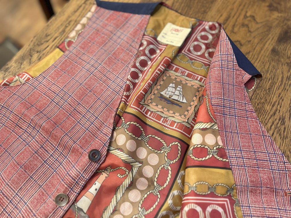 BOBのリネンベスト裏地アップ。マリンモチーフが全面に描かれた遊び心あふれるデザイン