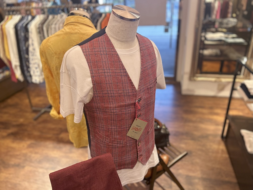 白TシャツとBOBのチェック柄ベストを組み合わせた店頭スタイリング例