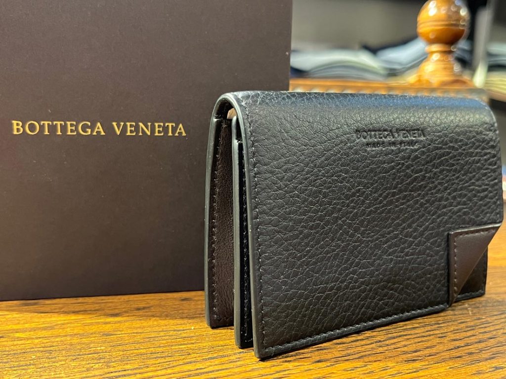 BOTTEGA VENETAのロゴが型押しされた高級感あるブラックレザーのカードケース。