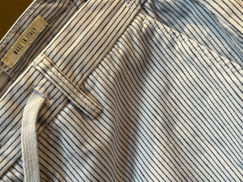 BRIGLIAのストライプパンツの生地アップ。ドローコードとウエスト部分のディテール、MADE IN ITALYタグが確認できる。