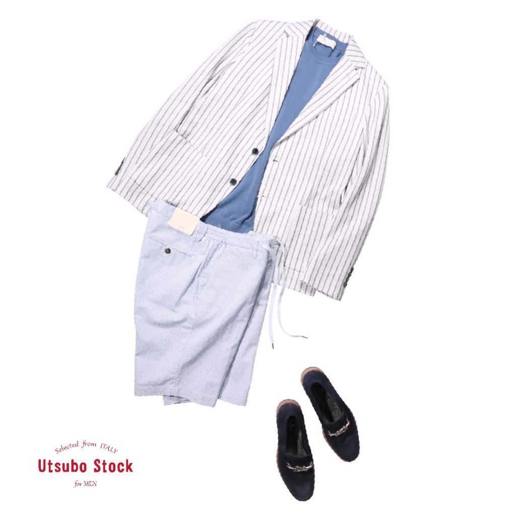 BRIGLIAのストライプショーツに白のストライプジャケットと青Tシャツを合わせた都会的なジャケットスタイル