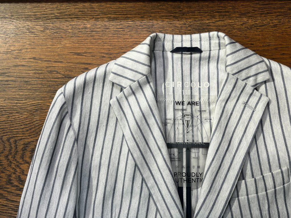 イタリアブランド＜CIRCOLO 1901＞のストライプ柄ジャケット。ライトグレー地にネイビーストライプが映える、春夏向けの上品なテーラードデザイン。