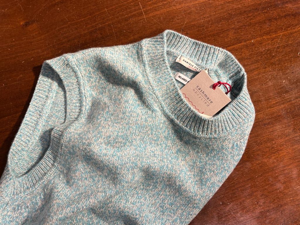 DANIELE FIESOLIのカシミア混ニットベスト。淡いブルーメランジが秋冬らしい優しい雰囲気を演出する上品なアイテム。