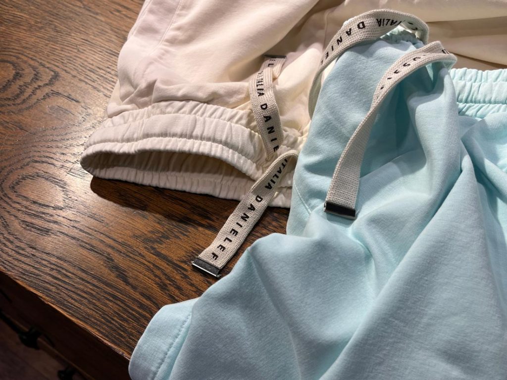 DANIELE FIESOLIのライトブルーとホワイトのショーツ。軽快な素材感とブランドロゴ入りのウエスト紐が特徴のリラックスパンツ。