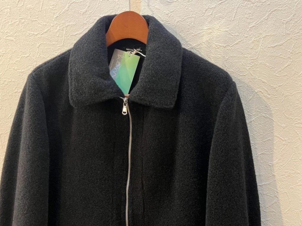 DANIELE ALESSANDRINIの起毛感のあるブラックジップブルゾン。ミニマルなデザインと暖かみのある素材が魅力。