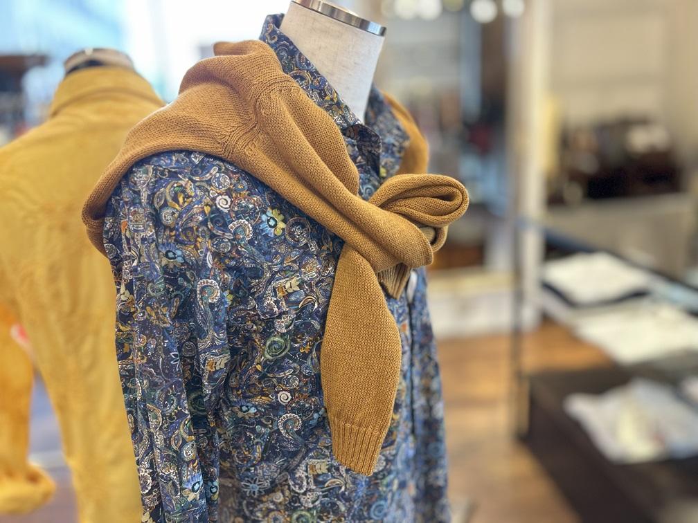 ペイズリーシャツに合わせたカーディガンの肩掛けコーディネート2