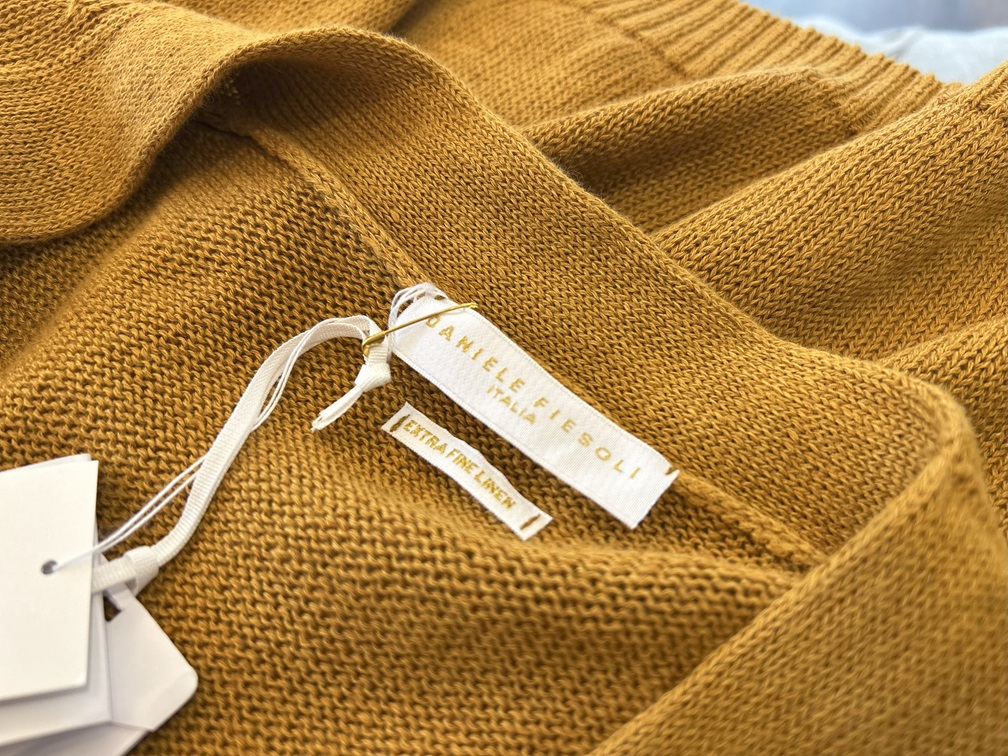 DANIELE FIESOLIのブランドタグとEXTRA FINE LINENタグのアップ