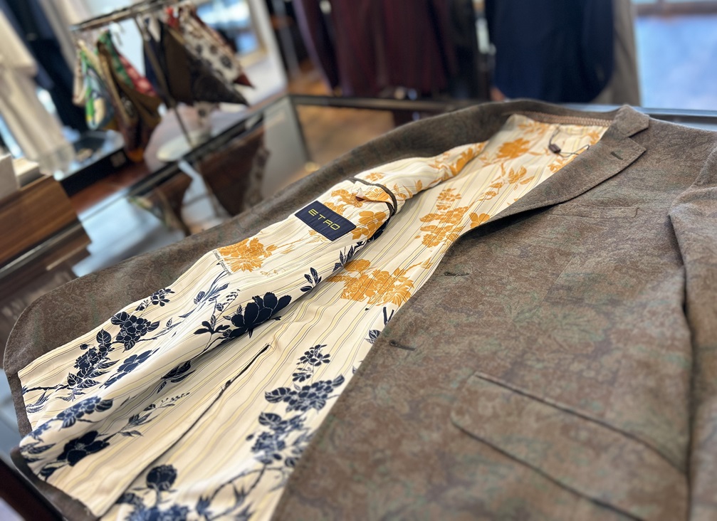 ETROジャケットの裏地、花柄とストライプが美しく融合したデザイン