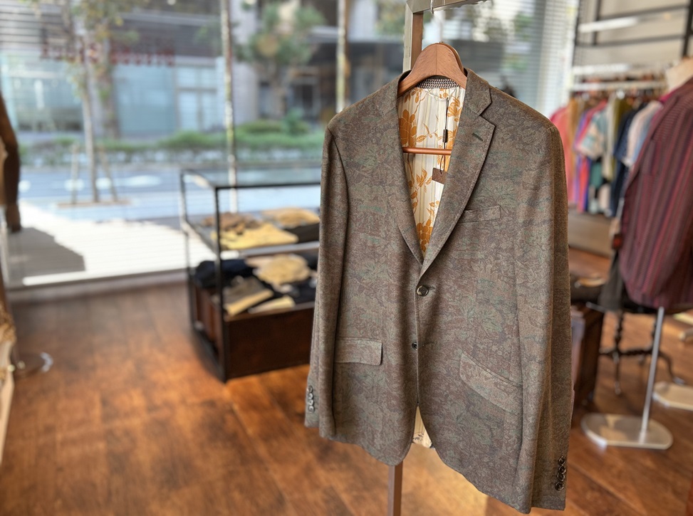 ETROのボタニカル柄ジャケット、店内ディスプレイで映える上品なアースカラー