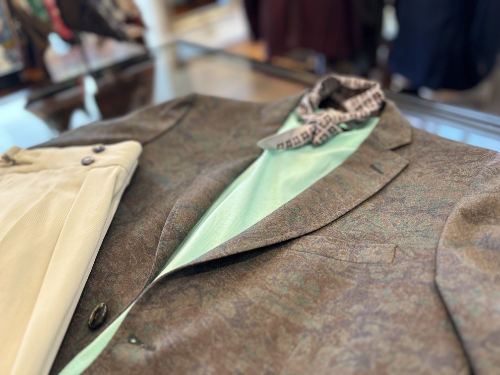 ETROジャケットにミントグリーンのTシャツを合わせたリラックスコーディネート