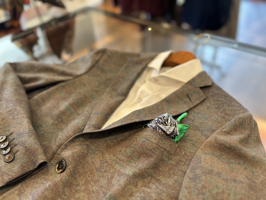 ETROのボタニカルジャケット、グリーンのチーフが映えるクラシカルスタイリング2