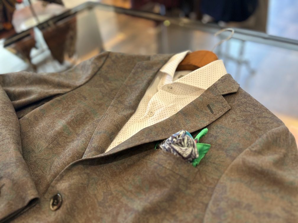ETROのボタニカルジャケット、グリーンのチーフが映えるクラシカルスタイリング