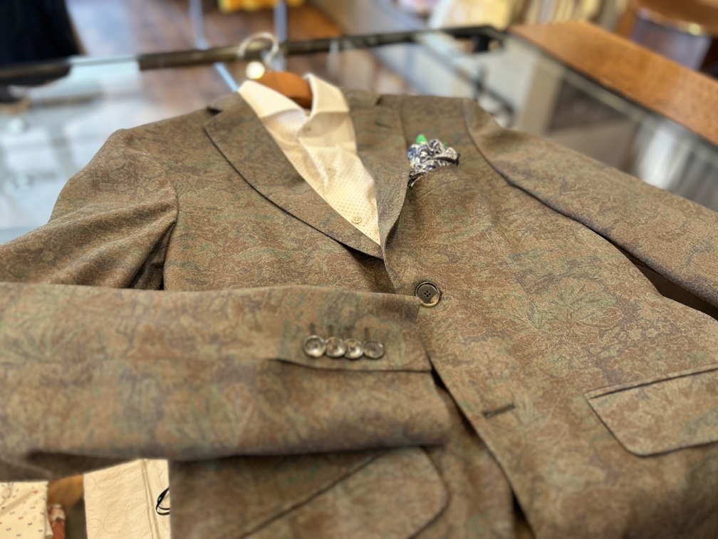 ETROジャケットとドット柄シャツを組み合わせた大人のエレガントスタイル