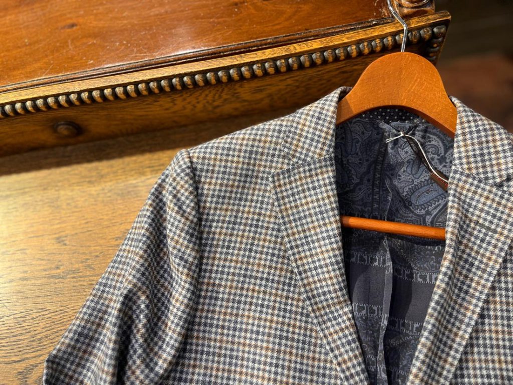 ETROのチェック柄ジャケット。内側のペイズリー柄裏地が特徴的な、秋冬にぴったりのクラシックジャケット。