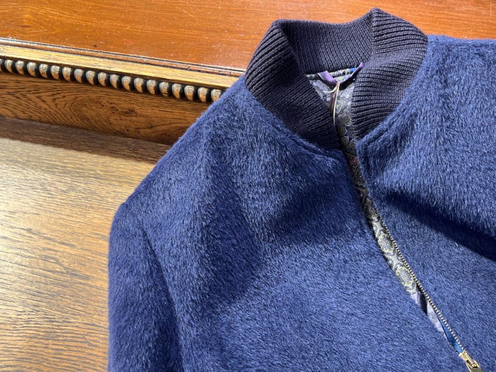ETROのネイビーモヘアブルゾン。毛足のある素材感がラグジュアリーな印象を与える、秋冬に映える高級感ある1着。