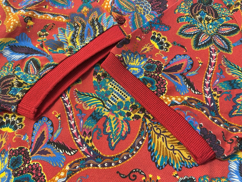 ETROのポロシャツの袖部分と裾のリブディテール。細部まで美しい仕上がり