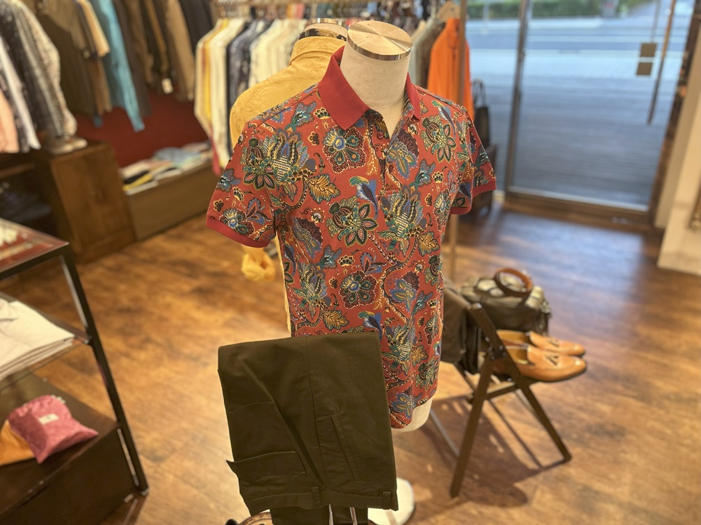 ETROの華やかなポロシャツをトルソーに着せたディスプレイ。店内のスタイリング提案