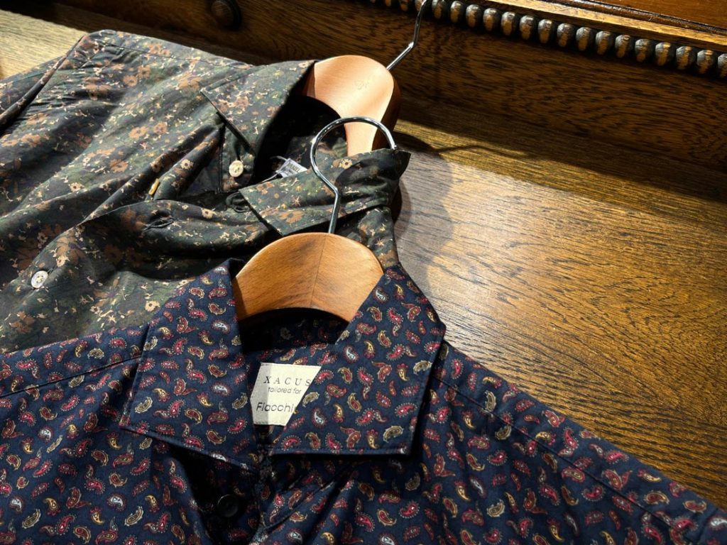 花柄とペイズリー柄の長袖シャツ2枚。落ち着いた色味と上品なデザインが魅力のイタリア製シャツ。