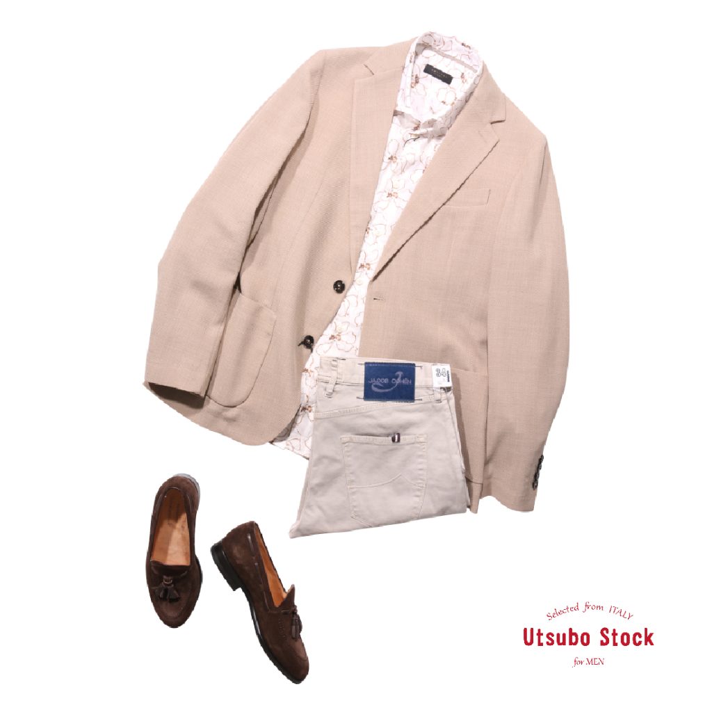 淡い花柄シャツにベージュジャケットとライトグレーパンツを合わせた、大人の品格漂うサマージャケットコーディネート。