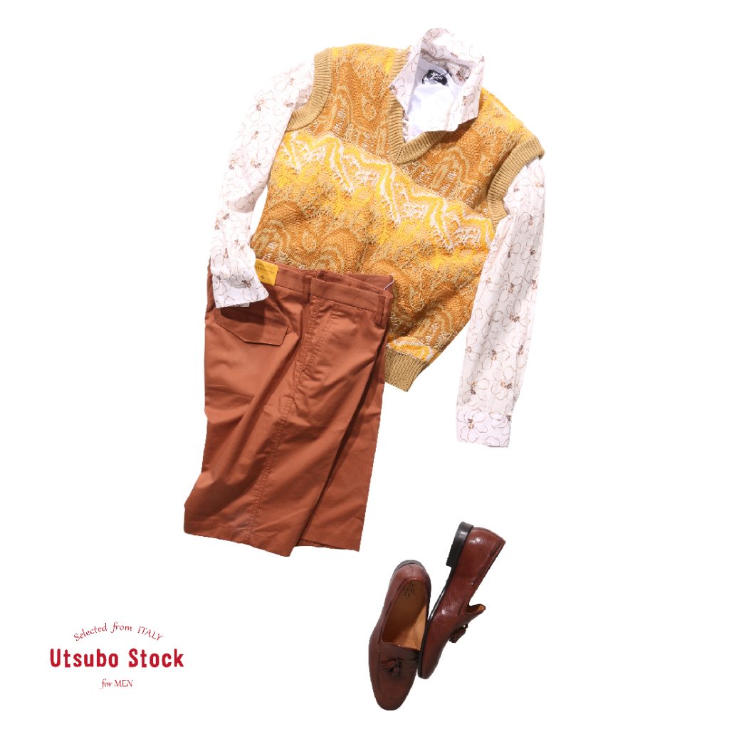 花柄シャツにイエローのニットベストを重ね、テラコッタカラーのショーツとローファーで仕上げた夏のリラックススタイル