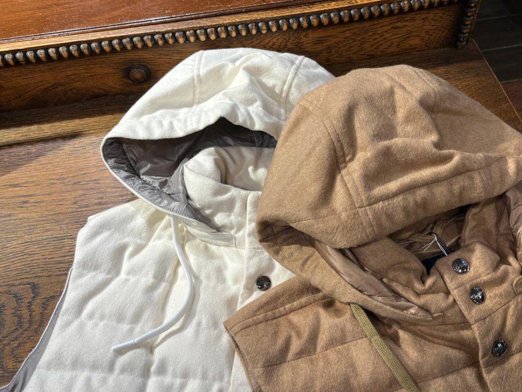 HERNOのフード付きダウンベスト。ホワイトとキャメルの2色展開で、柔らかな風合いが秋冬のカジュアルスタイルに上品さを添える。