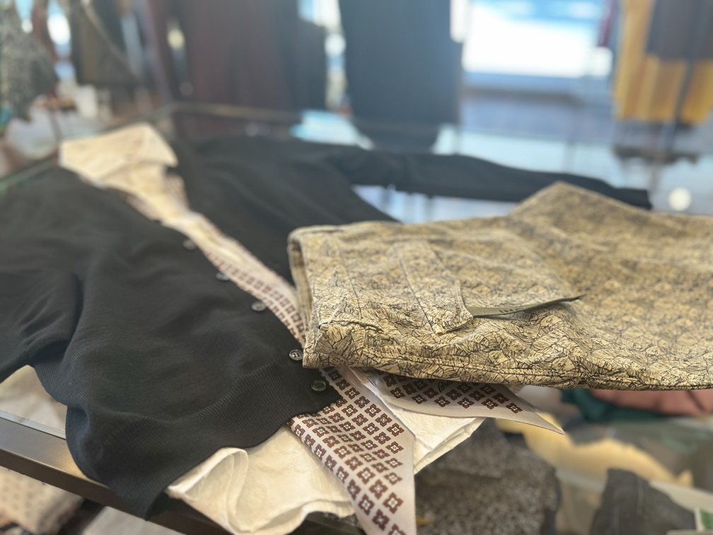 INCOTEXショートパンツとブラックカーディガンの大人カジュアルスタイル