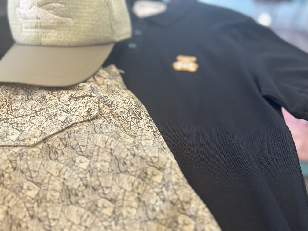 INCOTEXの総柄ショートパンツにキャップを合わせたリゾート感ある着こなし