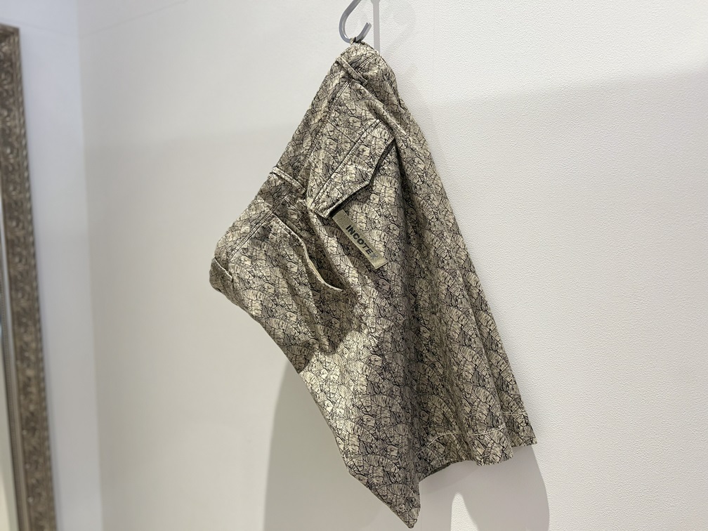 ハンガーに掛けられたINCOTEXのリーフ柄ショートパンツ正面