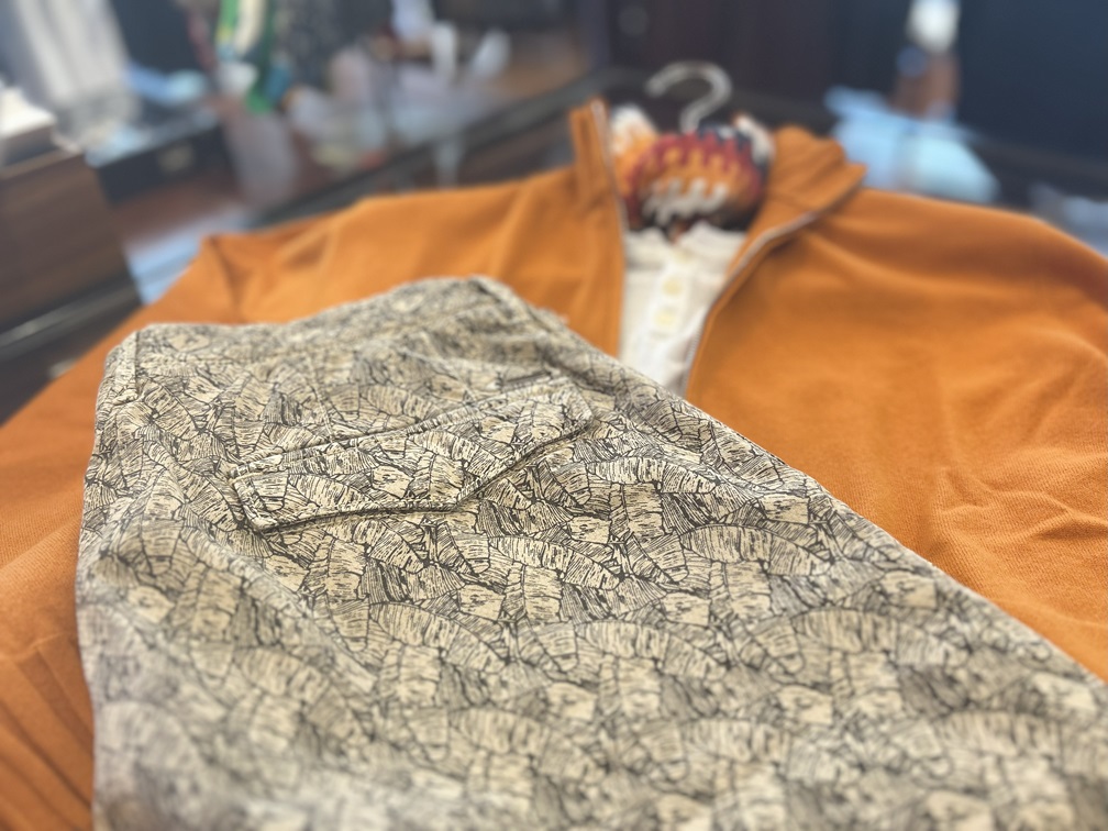 INCOTEXのリーフ柄ショートパンツとテラコッタカーディガンの夏コーデ②