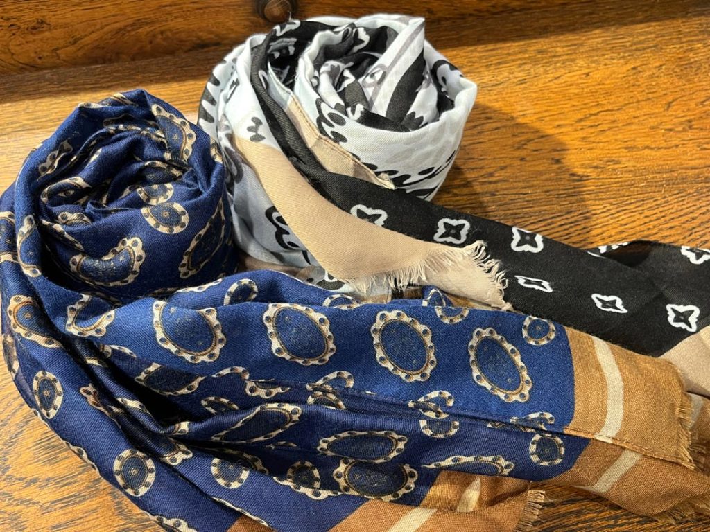 秋冬スタイルを格上げするBianco filoのイタリア製ストール。ペイズリーや幾何学模様を配した上質なデザインがコーディネートにアクセントを加える。