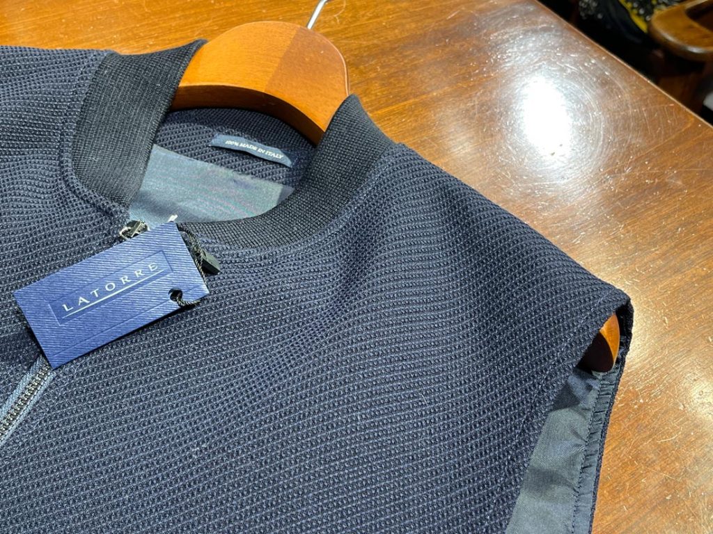 LATORREのネイビーのニットジレ。凹凸あるワッフル調の編み地が秋冬らしく、テーラードにもカジュアルにも合わせやすい逸品。