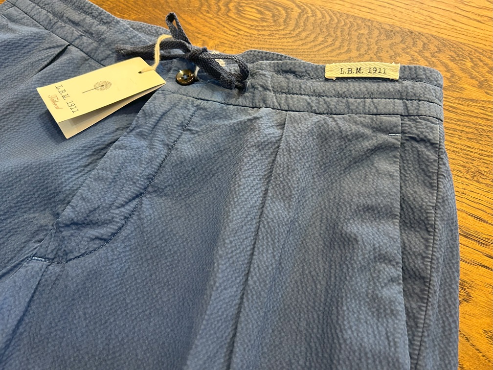 L.B.M.1911のパンツ ウエスト部分のドローコードとブランドタグ