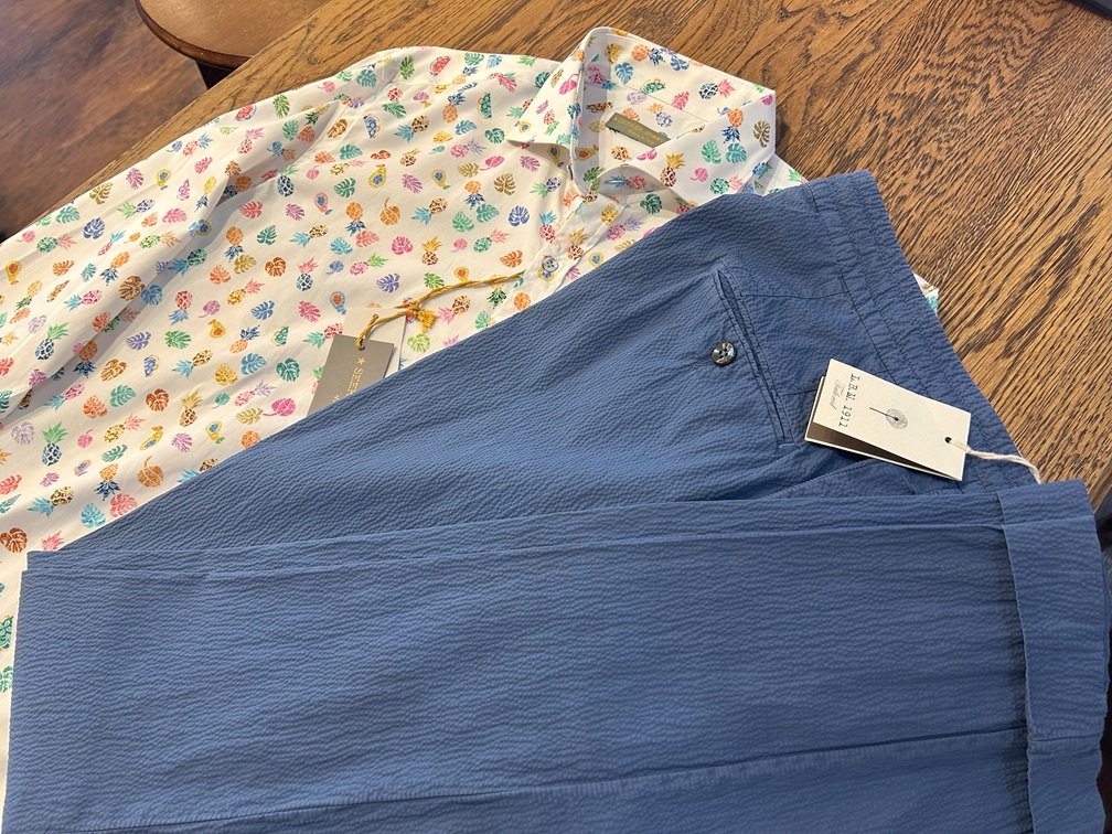 L.B.M.1911のイージーパンツとカラフルなプリントシャツのコーディネート