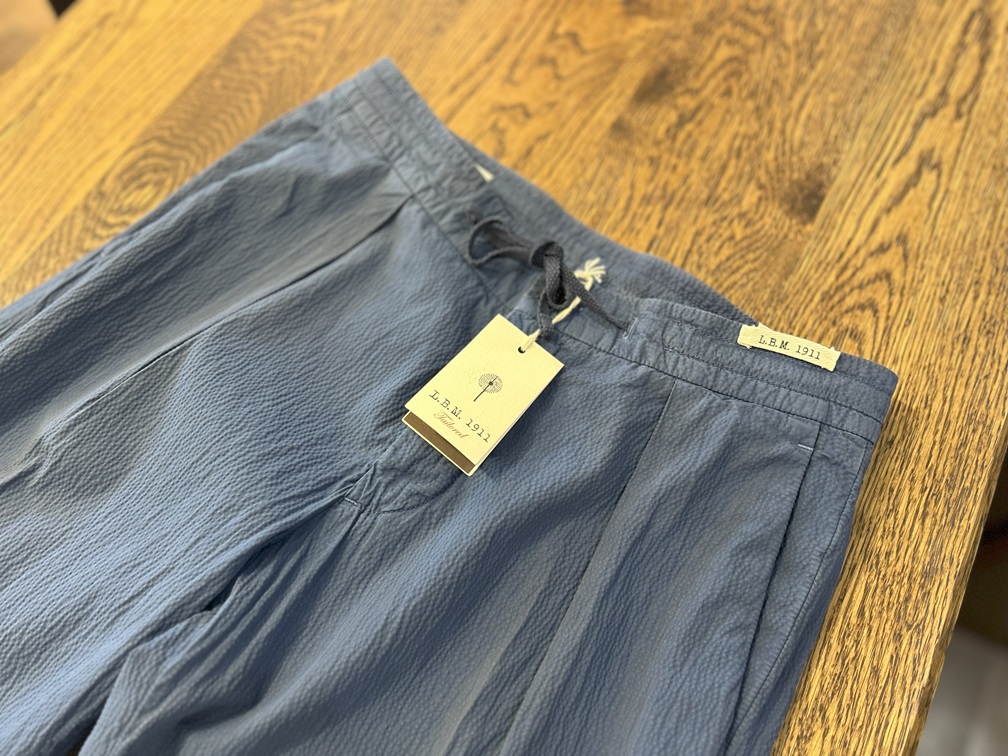 L.B.M.1911のシアサッカー素材イージーパンツ フロントスタイル