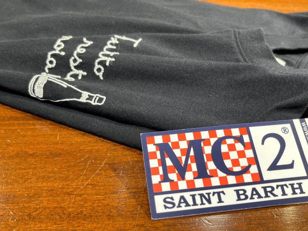SAINT BARTHのブラックTシャツにユニークなボトル刺繍が施されたデザイン。