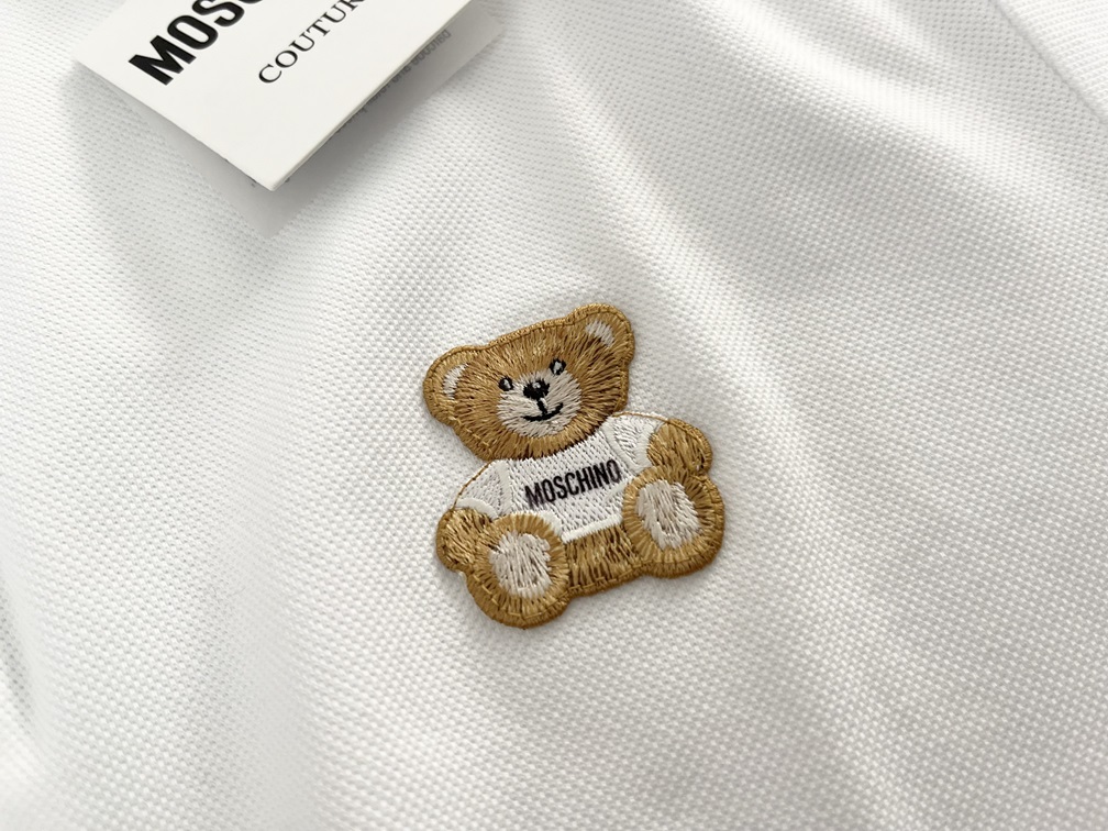 MOSCHINOベアの刺繍アップ（ホワイト）