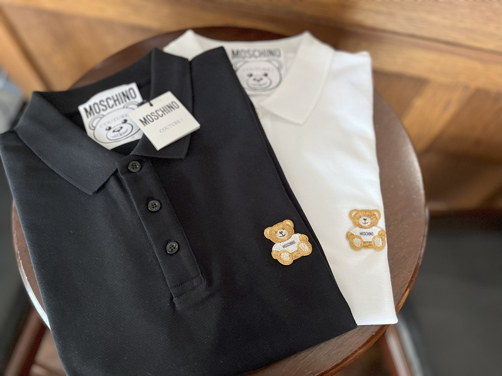 ブラックとホワイトのMOSCHINOポロシャツ並び画像