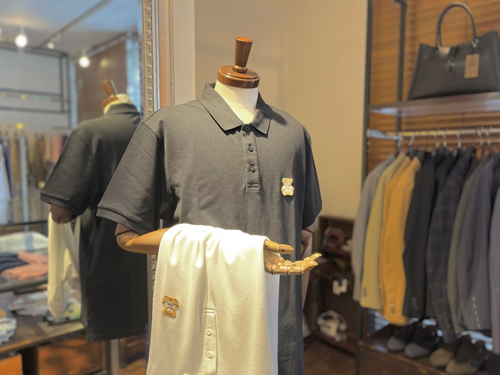 モスキーノのベア刺繍入りポロシャツ（ブラック）のマネキン展示