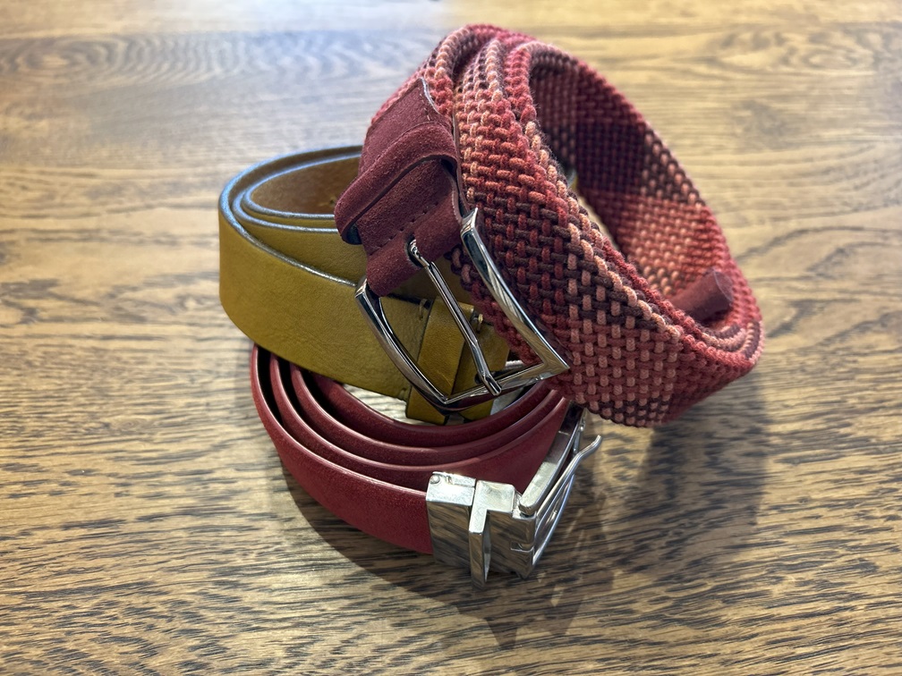 ORCIANIのマクラメベルトとレザーベルト3本の重ね置き