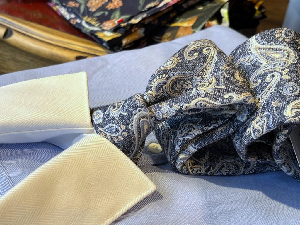 繊細なペイズリー柄が印象的なイタリア製ボウタイ。フォーマルからドレスカジュアルまで幅広く使える上質なアクセサリー。