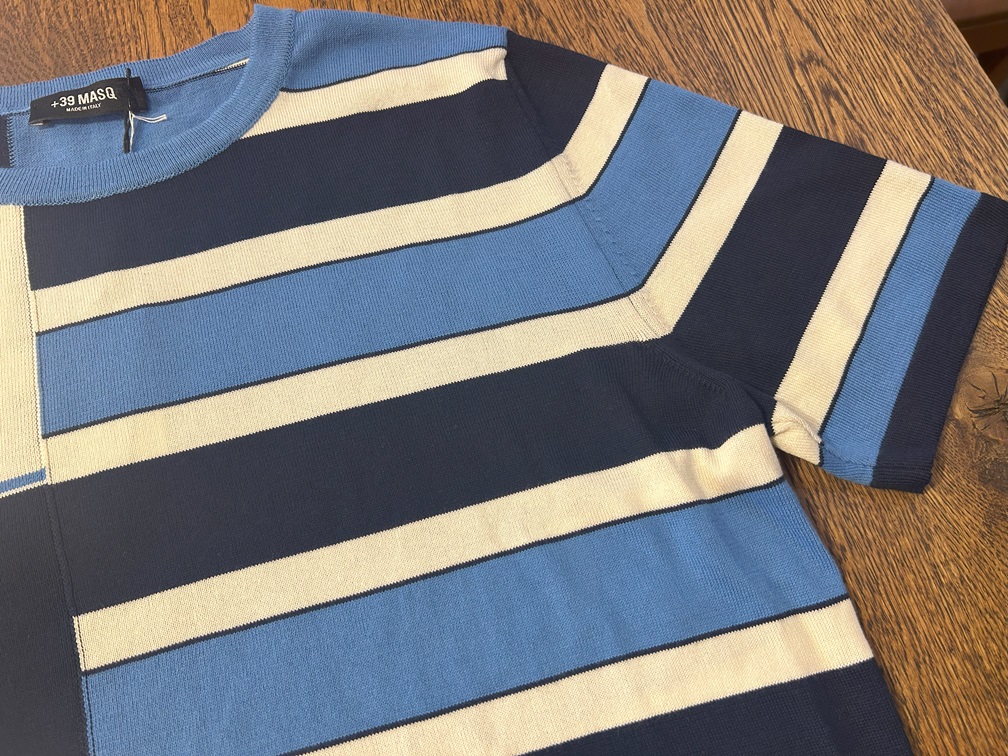 +39 MASQ半袖ニット右肩側ディテール、ボーダー柄の切替が際立つデザイン


