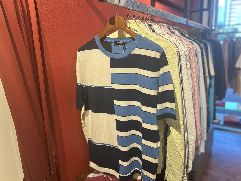 +39 MASQの半袖ニット正面、ネイビー・ホワイト・ブルーが絶妙なアシンメトリー配置